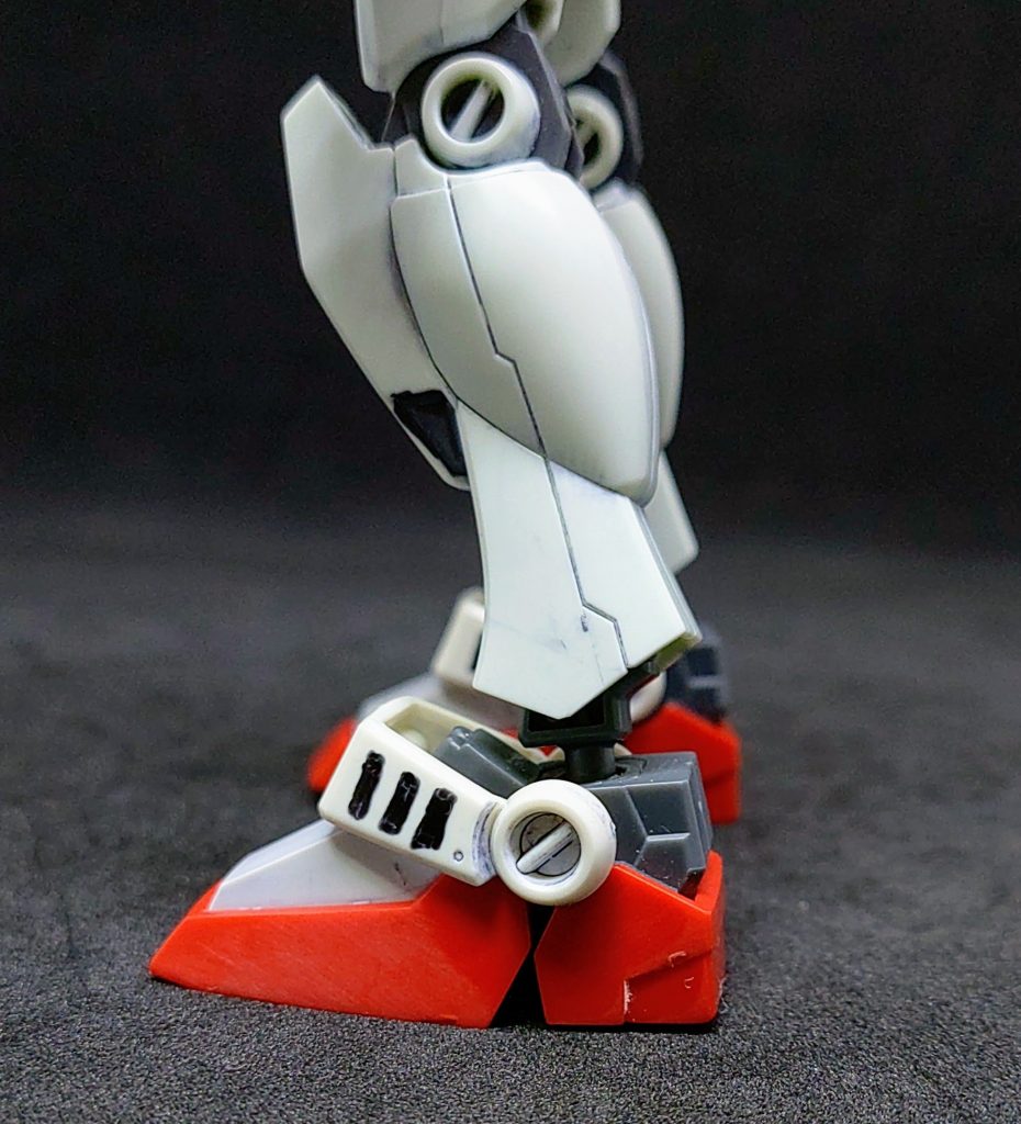 足はリバイブverの陸戦型ガンダム、アンクルサポートはVer.G30から拝借、接続パーツはHGCEのインパルスから拝借