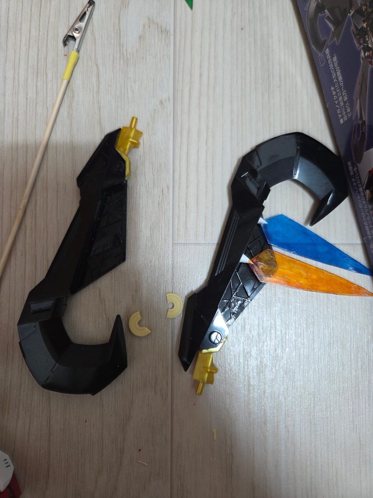 羽がよく折ってかなり工夫しましたが偶然30msのリングパーツを見てアイデアが浮かび固定装置に改造しました。瞬間接着剤に感謝してます（笑）