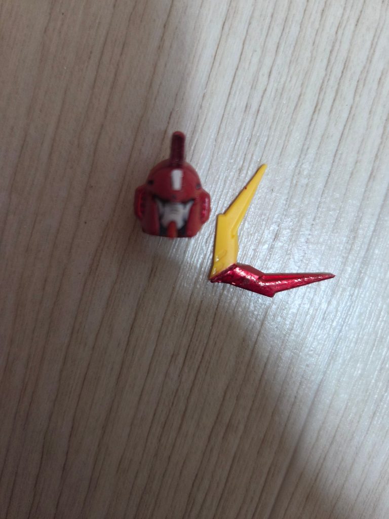 ルプスの常を切って接着しました。固定する部分はプラバンの切り残しを適当に削りました。