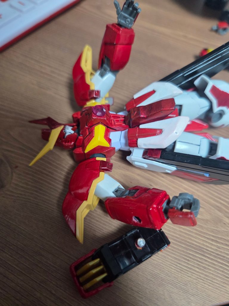 右手にも左と同じく穴を開けてアマツミナのツムハノタチを装備しました。左手は普通に差し込みました。また、上半身にも穴を開けて本物のルビーを石留しました。ご覧いただきありがとうございました！