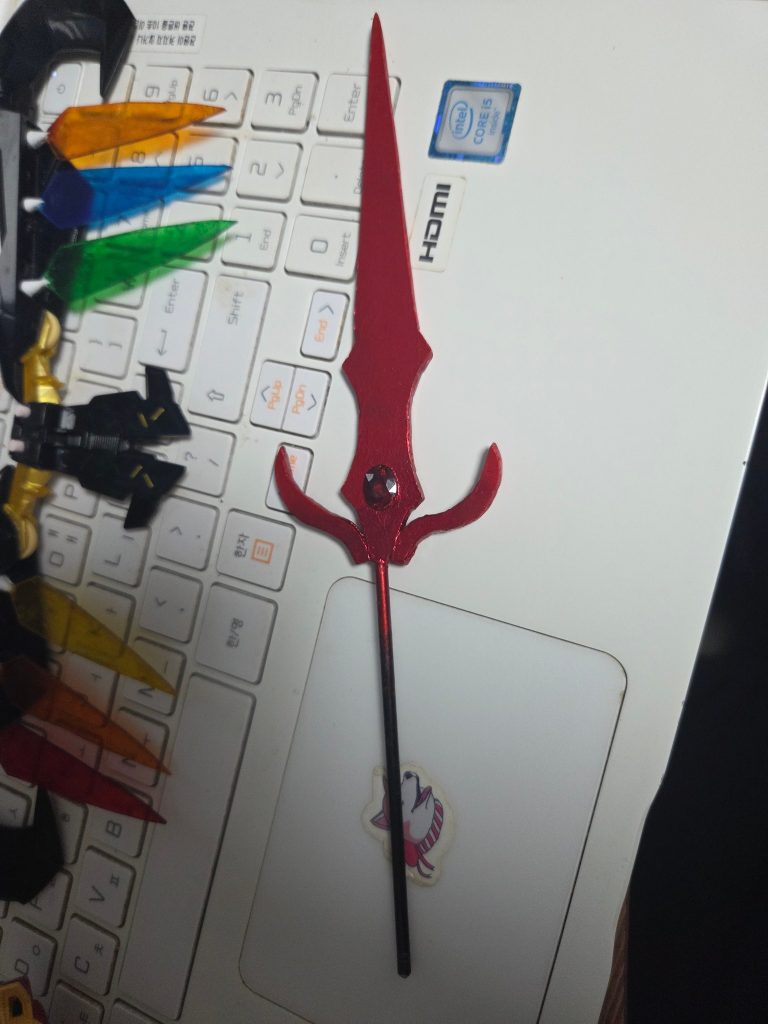 取っ手はデスサイズのを使って剣は1ｍｍプラ板を2枚重ねて自作しました。また、本物のガーネットも石留しました。