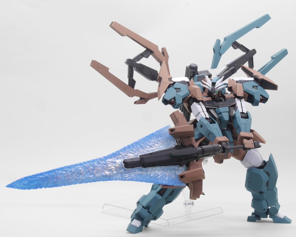 「ソーン・ソード！」エフェクトパーツは自作です初めてだったものでかなり苦労しました(zaku-kao4)ビームディフューズガンの形に、透明プラバンを切り、そこにUVレジンを盛って模様をつけて、蛍光塗装です今度はハードタイプのメディウムとかでやってみようかな、と考えています