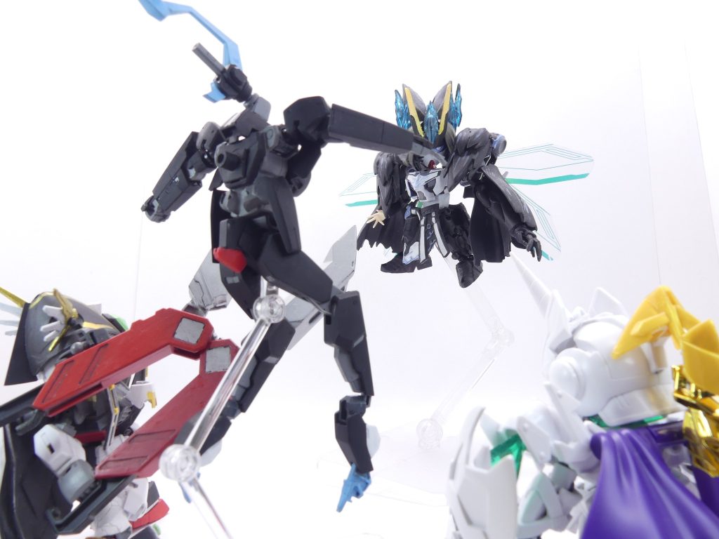 ･･･エコダ・ミライ。かつて「エバーランド」で活躍したＳＤガンプラビルダーの一人、エコダ・ボウの息子にして天才プログラマー。彼は母の遺志を受け継ぎ、チーム・「ブリッジ」のリーダーとして「エバーランド」を変えようとしていたのです･･････遺志とありますね。彼女は2014年に亡くなったと言うこと。彼女は、かつての経験とＴＶでＳＤガンプラが大活躍する様子から、それが現実となる世界を夢見ていました。彼女の愛機は、元祖ＳＤのバーサルナイトガンダム･･･今、202Ｘ年･･････さすがに時間が経ってしまったので隠すのはやめましょう。2023年。「ガンダムＳＥＥＤ　ＦＲＥＥＤＯＭ」が公開される直前。「エバーランド」は今、大きく揺れ動いています。再び起動した「エバーブック」でエバーランドに至った高校生、シイナ・アマミチは、仲間であるガンプラ部とともになんやかんやでナイトリージョン･･･ムシャ・コマンドとあります･･･の「鍵」をゲットしたところ。その渦中で出会った「ブリッジ」のビルダー達、そして今だどこにも属さない「エバーブック」の所持者、シャクジイ・カイン。まだ、彼らの物語は始まったばかり･･･これについては上記まとめから各話を見てね･･･（次回を待て！）