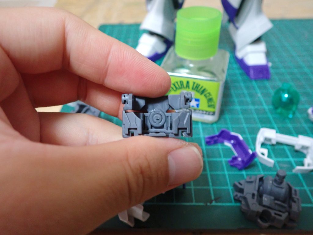 胴体フレームの隙間をプラバン入れています