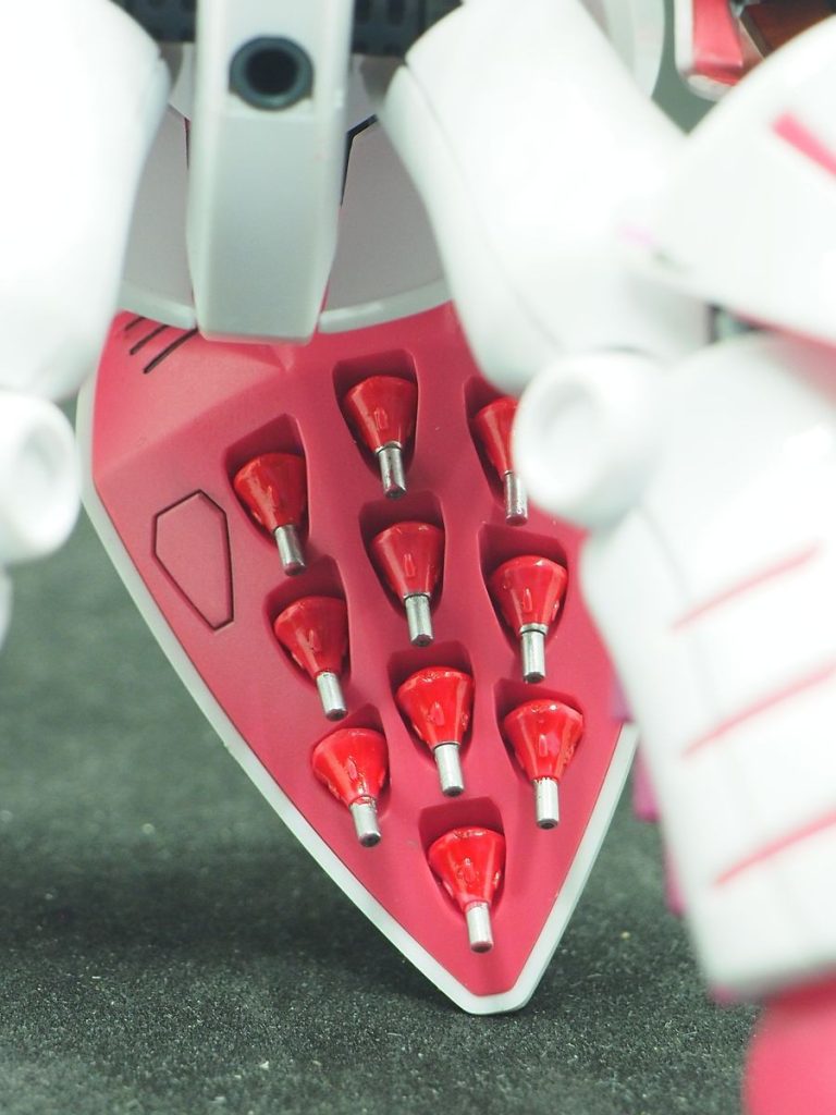 ファンネルはルージュレッドで塗装、ビーム発射口はジェラルミンで(zaku-kao5)