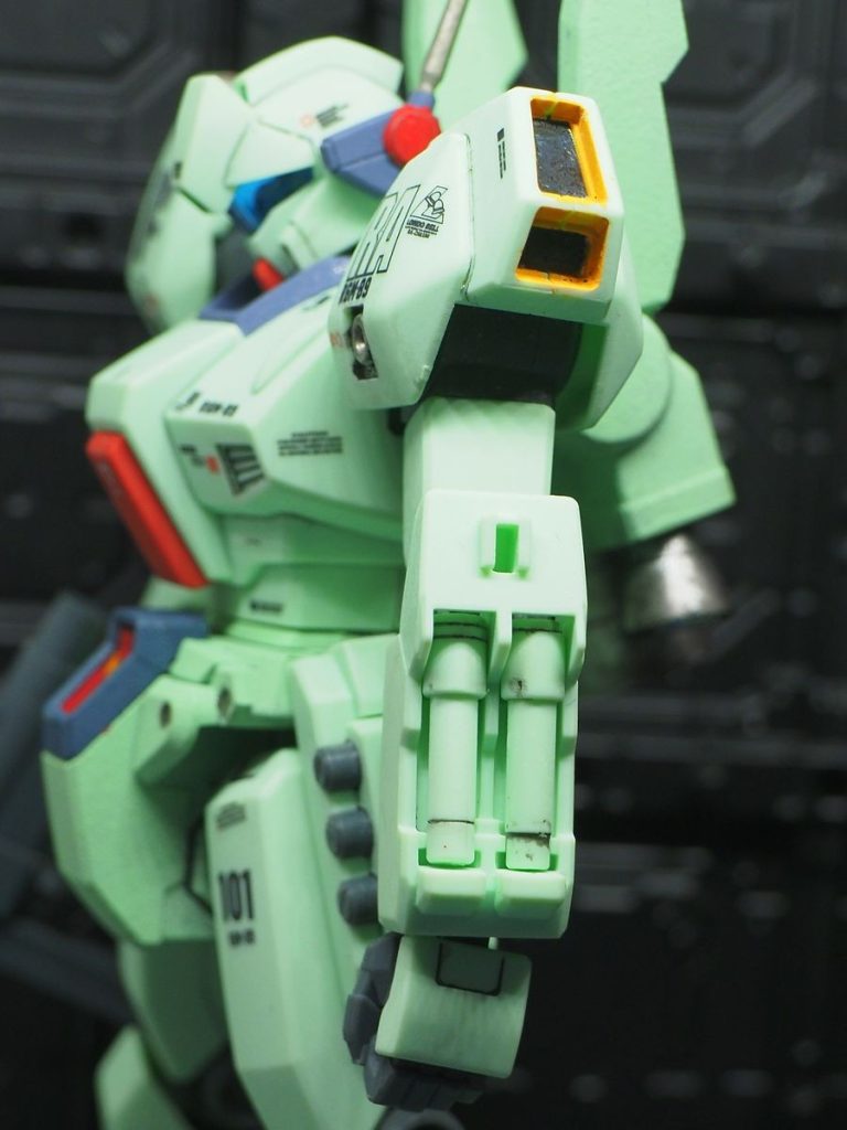 左腕にはＦ－９１のＢ型を移殖(gundam-kao6)