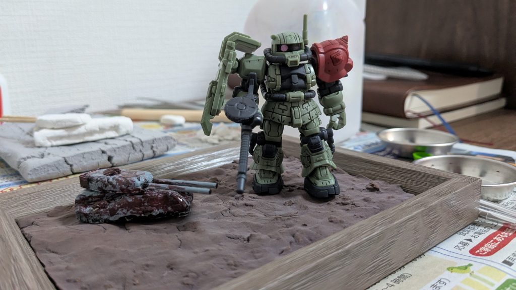 その後、大きくしてみました。復讐のレクイエムのヨーロッパ戦線、ミリタリーな感じが好きだったので、ジオラマを作ってみました。やはり、モビルスーツ以外の破壊された武器を作りたかったため、61式戦車を作成。100均の石膏粘土と爪楊枝とホッチキスの芯で作りました。遠目で見るとそれっぽく見えます。