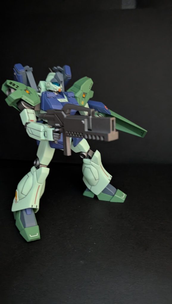 チョバムアーマーがごつすぎるのと無理やりルブリスウルの関節を移植したせいで可動は絶望的。そんな彼の貴重なアクションシーン。ジェガンのビームライフルはショーティーでいいですね。と言いつつ改造パーツ追加。全長は変わらないから許して。