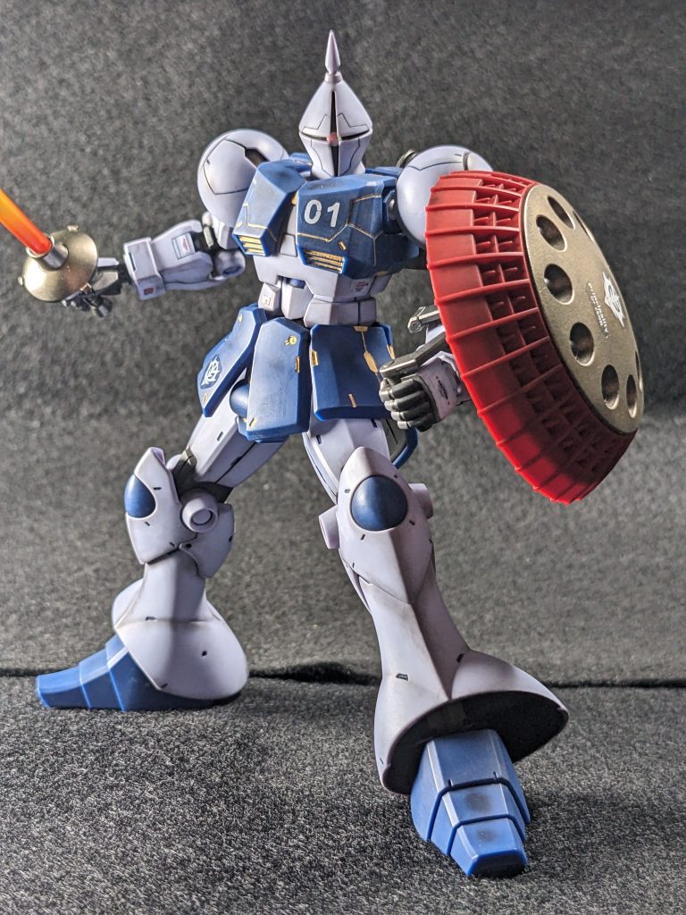 今回の製作では、ギャンの騎士のような存在感に合わせてディテールを洗練させることにこだわりました。エッジを際立たせるためのスジボリ（筋彫り）追加・彫り直し高貴な優雅さをプラスするためのゴールドのスミ入れ実戦をくぐり抜けたような金属質感を表現するためのリアルなウェザリング（汚し塗装）My main focus for this build was refining the details to match GYAN's knightly presence.Custom panel lining to sharpen the edges.Gold panel wash (Inking) to add a touch of royal elegance.Realistic weathering to express a battle-hardened metallic texture.
