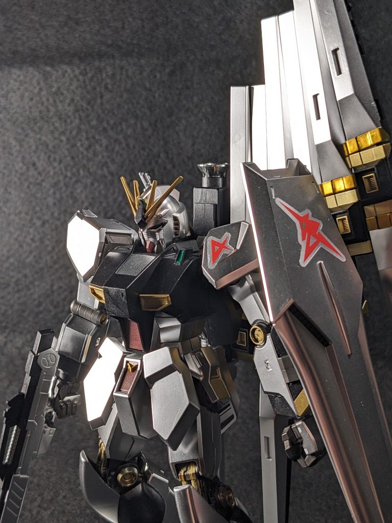 HG　νガンダム　メタリックコーティングバージョン 「νガンダムは　伊達じゃない！！」　byアムロ・レイ　–2枚目/制作者：ゴン太