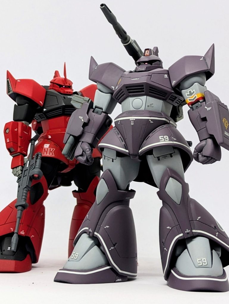 今年作ったジョニーゲルググ0090と。ジョニー機はUC0090のアナハイム製のガワだけゲルググ、今回は一年戦争当時品のジオニック純正のゲルググ、ということで見た目的にも何か違いが出せないかなーと思って違うプロポーション工作をしてみました。正解があるものでもないのですが、何か雰囲気が感じ取れるようにできないかなあと。