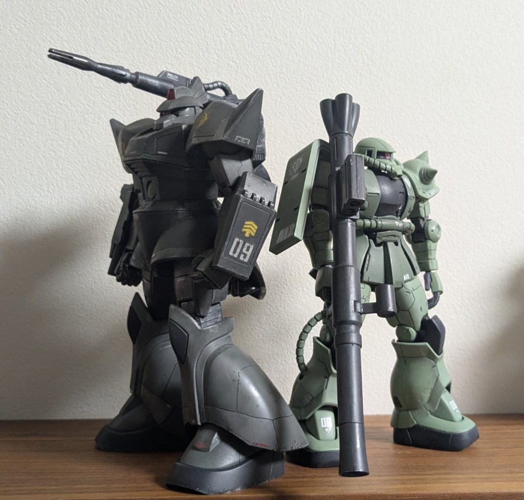 ザクと比べてもこれだけ身長に差がある。やっぱゲルググドムはでっかいなあ。というわけで、ゲルググ概念のおさらいのために組んでみたHGUCゲルググキャノンさんでした。