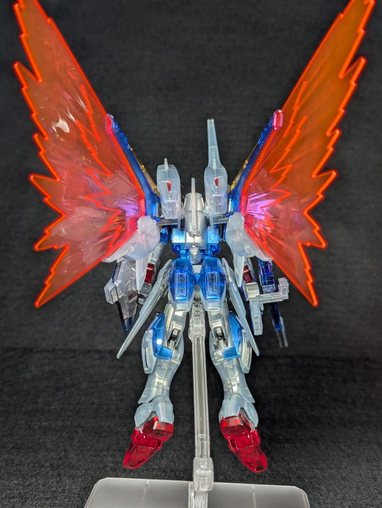 背面より。バックパックをちょっと改造。メガビームキャノンとスプレービームポッドの接続フレームを別パーツに変更しているので、見た目が複雑になったのと、両武器の間隔が少し狭くなっています。既存パーツだとあまりにも簡素だったので・・・。