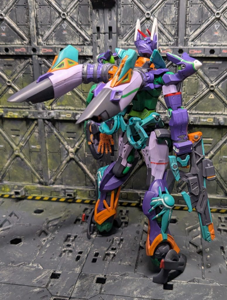 背面。今回合わせ目消しはサボりました。スラスタ付け根にばっちり線が。スラスタ部の省略されちゃってるモールドもキットのまま書き足しなし。本当はビームサーベルのグリップもここだけ違う色なんですよね。これもサボり部分。三角部分の塗り分けだけは筆でうりゃっとがんばりました。