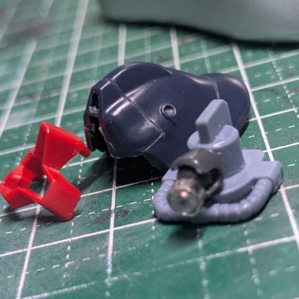 このキット、私てきにはプロポーションへの不満がほぼないので、少々のディティールUP程度で仕上げてみることにしました。苦手なスジボリは最低限にして、主にプラ板貼りでデコボコをふやしてみたりする実験。あとはビーズなどをリペットぽく埋め込んでみたり。胸の拡散ビーム砲は造形がしょんぼりだったので、たぶん何かのビームサーベルの柄部分を切ったやつを張り付け。それっぽい。モノアイはゴックさんのとき同様、100円ショップ素材のジェネリック仕上げです。さて次は塗りだ。（3枚目）