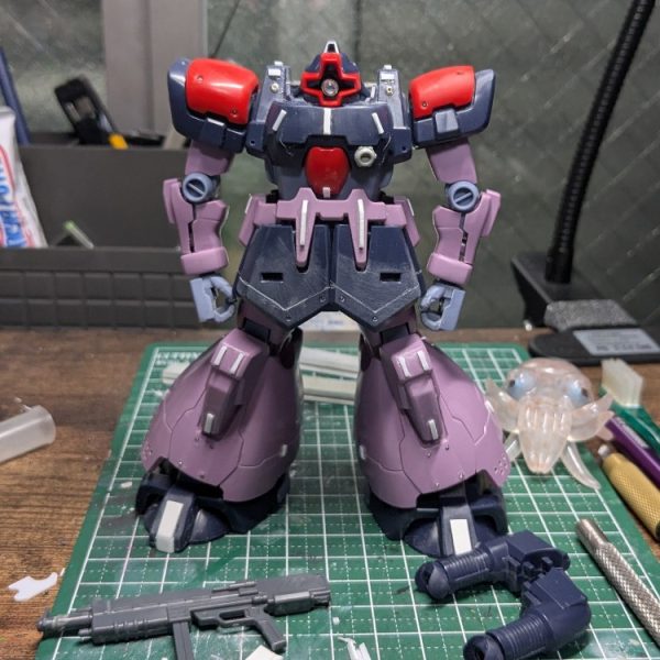 このキット、私てきにはプロポーションへの不満がほぼないので、少々のディティールUP程度で仕上げてみることにしました。苦手なスジボリは最低限にして、主にプラ板貼りでデコボコをふやしてみたりする実験。あとはビーズなどをリペットぽく埋め込んでみたり。胸の拡散ビーム砲は造形がしょんぼりだったので、たぶん何かのビームサーベルの柄部分を切ったやつを張り付け。それっぽい。モノアイはゴックさんのとき同様、100円ショップ素材のジェネリック仕上げです。さて次は塗りだ。（1枚目）