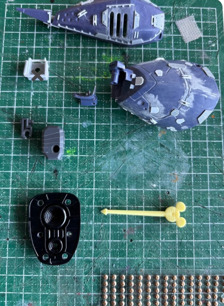①肩の3本？は穴を開けてナイロンメッシュを挟み込んでます。②手首のポリキャップを前に出して延長分を隠すためプラ板で袖を製作しました(写真のは使わずに3代目？で最終版としてます)。③膝は後ハメと可動域拡大できるようにしました(ちょっと緩くなってしまいました…)。④足裏は穴をあけてスパイクっぽいものをつけました(100均のランチピックス)。