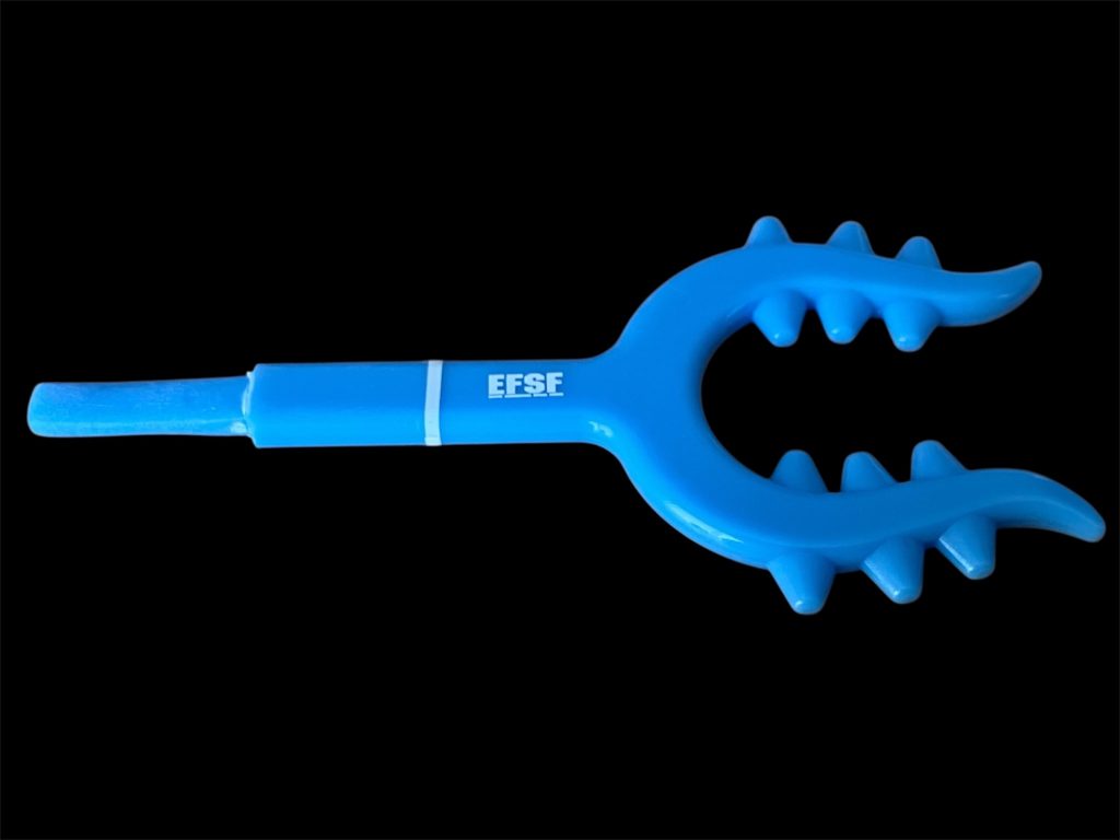 持ち手部分を削って細くして持てるようにしました。EFSFデカール貼るとカッコよくなりました。