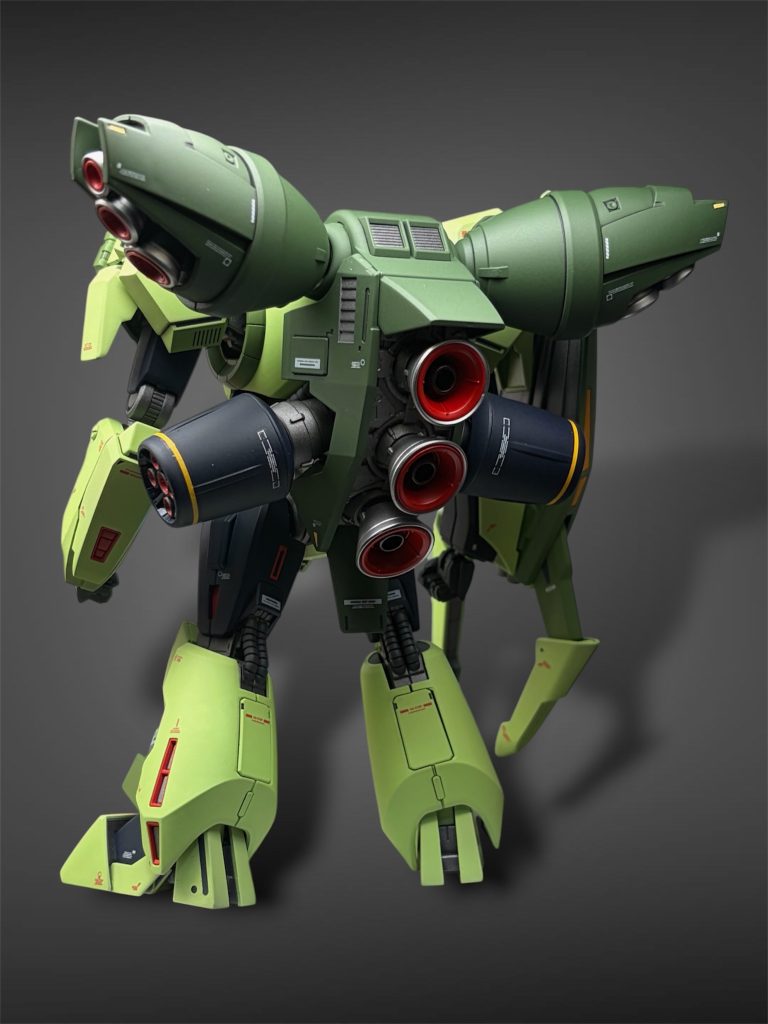 バックショット。このデカいバックパックがイカつい。