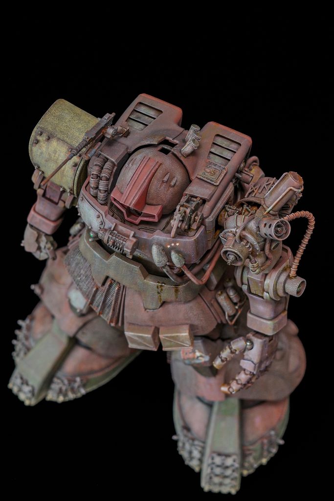 3. 工作兵器としての説得力とスケール感を高めるために、AFVモデルのパーツをディテールアップに流用しました。&nbsp;ただし、全身を均一に作り込むのではなく、作品全体のメリハリを意識し、情報量を増やす箇所とあえて抑える箇所を明確に分けています。&nbsp;特に左肩周辺は、本機の成り立ちや個性を物語る見せ場と考え、集中的にディテールを追加しました。&nbsp;限られた資材による応急改修をイメージし、追加ジェネレーター類はあえて剥き出しとしています。&nbsp;この部分は機体の生命線でもあります。&nbsp;被弾すれば主兵装の機能喪失だけでなく、機体全体に致命的な損傷を与えかねない危険性を抱えています。&nbsp;そうした「強力な火力と引き換えに脆弱性を背負った機体」というアンバランスさも、本作品で表現したかった要素のひとつです。