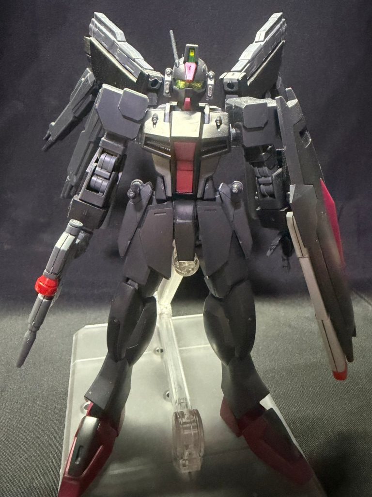 正面ポイント①は、Ｆマウントと名付けたストライカーパックにドラグーンを装備した点(ポリキャップのハードポイントが片翼に4つあり場合によっては様々な装備を取り付け可能としている)ポイント②は、シールドに…