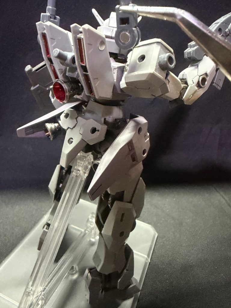 本機の最大の特徴は、全身にある3mm穴とバックパックに埋めたネオジム磁石。（ひっくり返して埋め込みました）今回の仕様ではビームサーベルマウントが取り付けられているが・・・