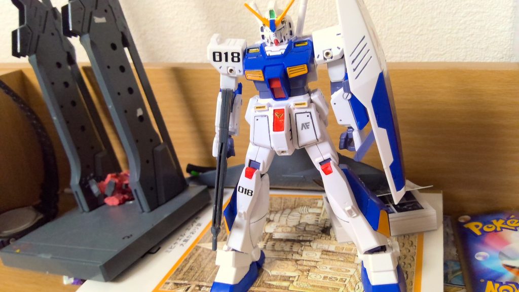 アムロ専用ガンダムNT-1です。こいつの場合デカールが外れて萎えたのと、単純によくあるどこにでもあるタイプの作品だと思って没倉庫にしまいました。いまならもう少しいい感じにポージングとかできそう