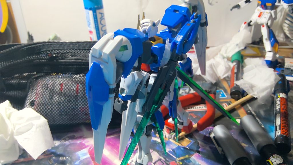 OOS二枚目です。たぶんこのあとリアスカートにRGのクアンタのシールド差し込んだ気がします。覚えてない(´・ω・｀)アムロ専用NT-1がまだ生きとる