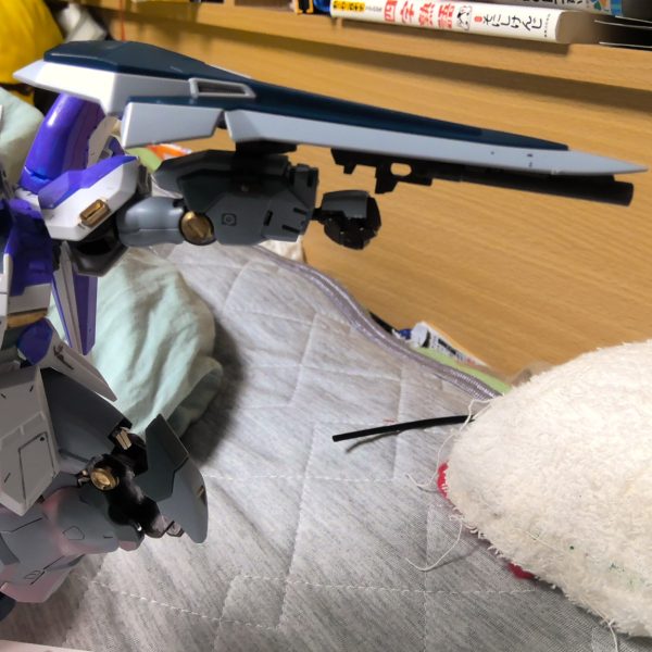 Hi-νガンダムの両腕と両足をシナンジュスタインに交換。ビームライフルとかありかも。出力強化装備的な感じ？（4枚目）