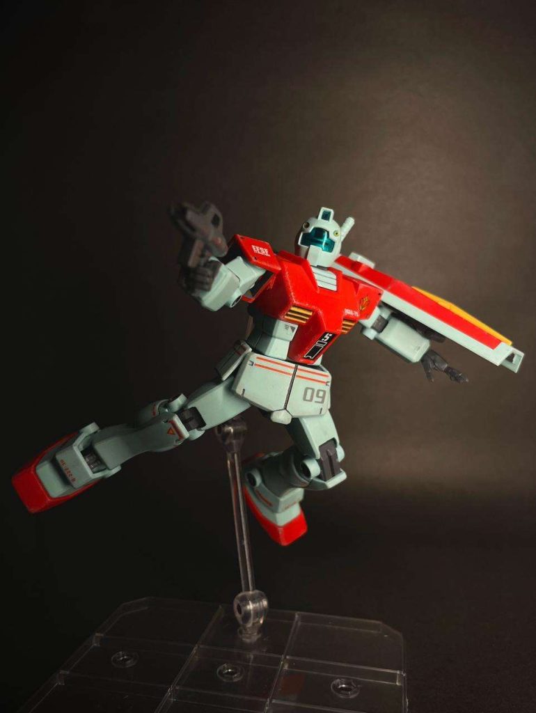 It's main downside is that it is somewhat limited, articulation wise. Wish it had the shoulder joint that the HGUC RX-78 (021) has, maybe a bit more of movement on the frontskirt.