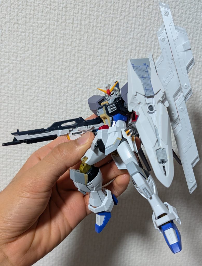 作品名：ヴィカリウスガンダム<p>ヴィカリウスのアナザースタイルです。背中の攻撃用ドラグーンに加え、防御用ドラグーンを増設した形態です。リボーンズガンダムを意識した形態でしたが、νガンダムも盛り込みたくなって、相成りました。</p>
