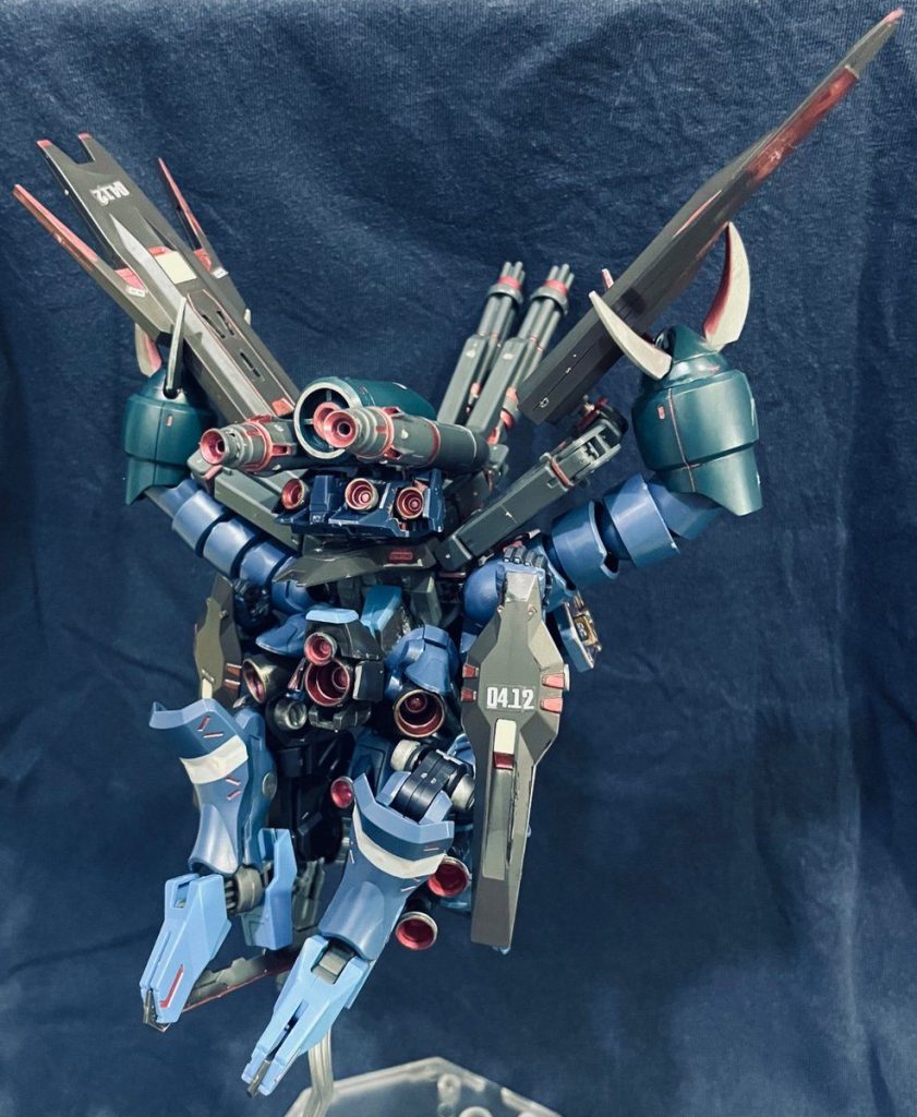 ウィングガンダム同様MSからMAへ変形が可能です。MAへ変形することにより全スラスターを一ヶ所に集中させているため、MS形態よりも速く移動することが可能。頭部がガトリング砲2丁で できている為MA形態でも攻撃することが可能。