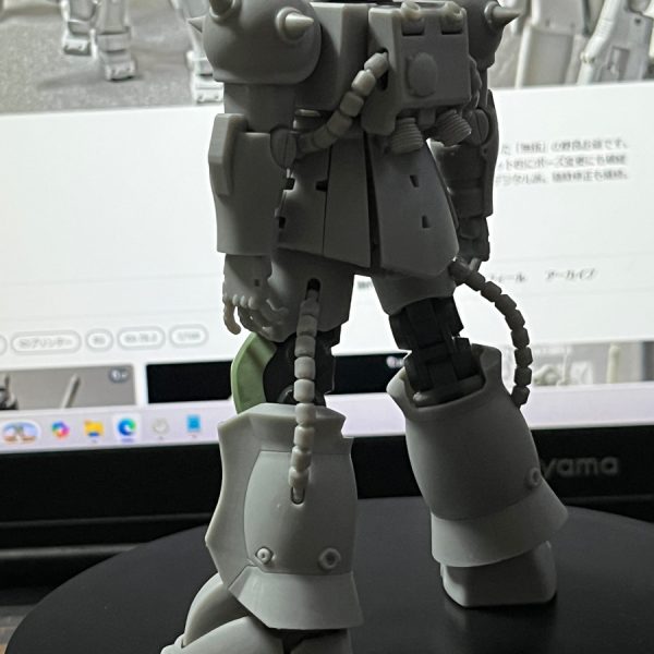 反省…別記(笑)と決意も込めて総体のイメージを暫定公開であります。足のケーブル設置とフクラハギ外側後ろのスラスターディテール微々拡大(設定はもっとデカいんですが、出力と機能のバランスに疑義があるので当方ではこのぐらい)。腕はまだ動かない比較調整用のカタマリ(調整中)です。後は楽しくマシンガンを妄想中です。　4周ぐらい遠回りしてこんな感じで行こうかと。それでも結局設定画を追い求めてはいるつもり…つたわるかしら～(*'ω'*)。正直、お爺本人はザクの難しさに打ちひしがれ、疲れ果てております…。&nbsp;（4枚目）