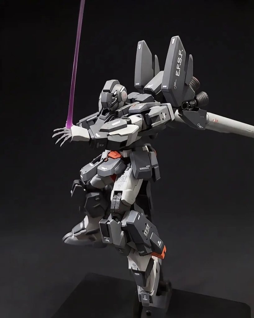 武装をパージしながらのスタークジェガンのクシャトリア戦、ラストの斬り合いはほんとカッコ良かったなぁ。あーゆーのやってほしいなーと妄想しながら（´-`）