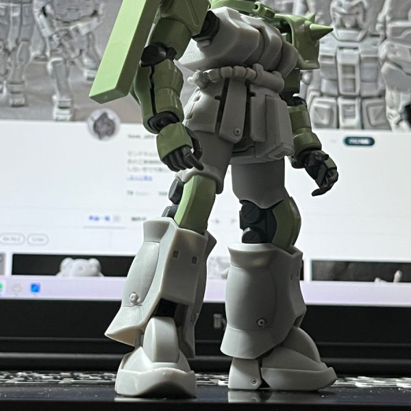 間に合せでキットの部品を乗せるが、やはり大きく印象が変わると思い知る。自作の頭はもっと扁平で、関節はボリューム１.5割増しなので、全く違うモノになる…(^^;)。男前になるキモがこの辺に隠れている(笑)。やはりリスペクトの想いは残して、独自設計パーツに順次差替えよう。　攻め過ぎたハメアイを深くしっかりしたものにしながらまたやり直す。腰位置も少し上げよう。無駄な事として、流体パルスケーブルは１個づつ嵌めて曲がる形式としたが老眼には厳しい…。あと些末なことだが一応コクピットハッチも開くこと等が証明された(笑)。地味に続く。（2枚目）