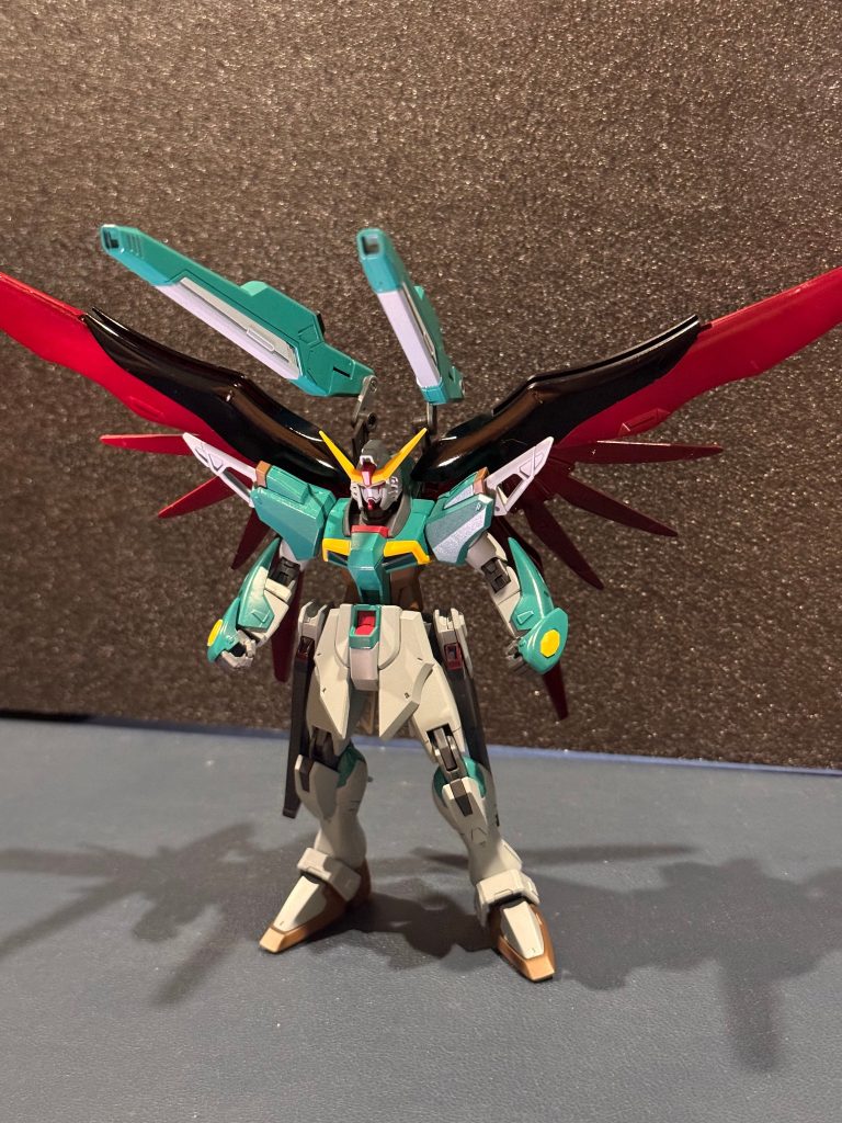 建前上は「コンクルーダーズに配備予定だったデスティニーガンダムのバリエーションのうちの一つ」・シン機とは異なり、対応レンジと武装取り回し難度を調整した上で、支援性能を向上させ、近〜中距離向けにチューニングされている。・本機の特徴はアロンダイト、高エネルギー長射程ビーム砲を排除した代わりに装備されたバラエーナ２門と腰部レールガンである。・ヴォワチュール・リュミエールを使っての高速戦闘と姿勢制御を両立させるため、バラエーナの出力はフリーダムの70％程度に抑えられている。・高機動で戦場を駆け回り、弾種の異なる固定武装で遊撃手的に立ち回ることを得意とする。…と考えているけど、本機は「カラミティのカラーリング」と「フリーダムの武装」をガッチャンさせてみよう！っていうのがコンセプトです（雑）