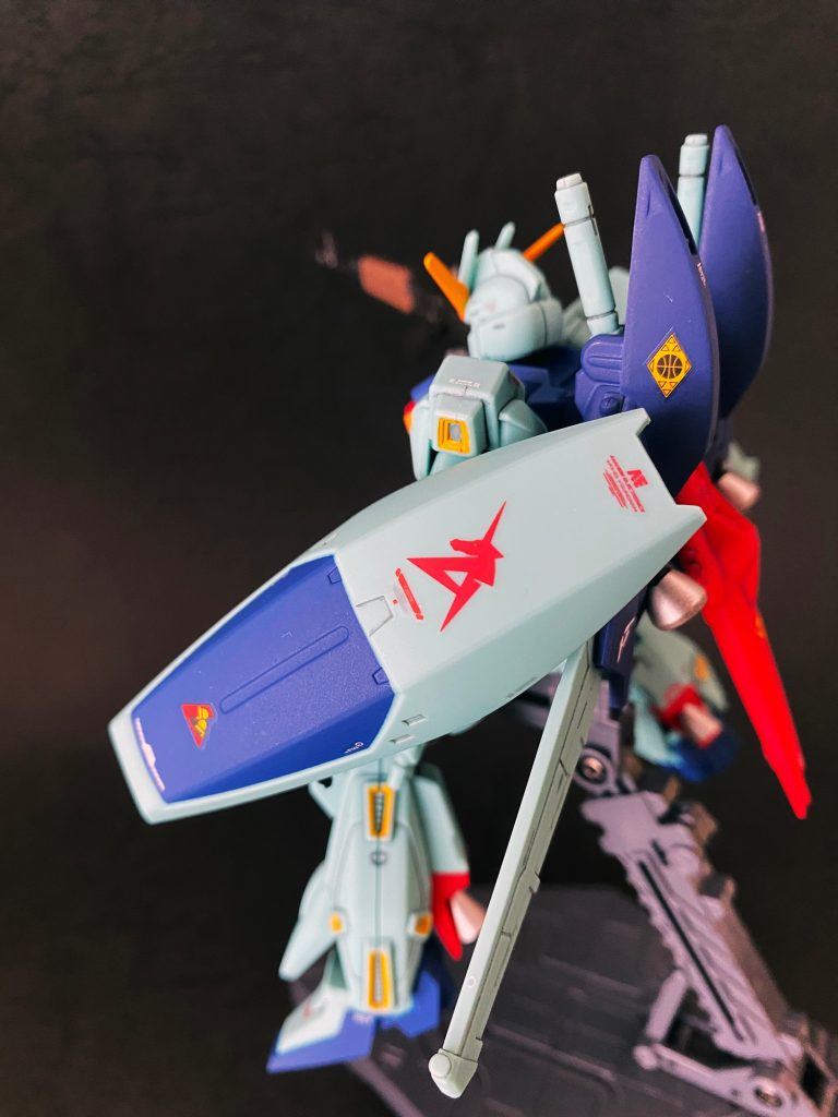 シールドにもアムロのパーソナルマーク。