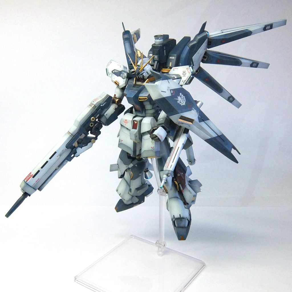 [バックストーリー]（シチュエーション：前回のHi-νサザビーの続き。エーゲ海のセイラの別荘にあるプライベートビーチにて。）（アムロ）今回の模擬戦はモビルスーツを取り替えて実施したけど、Hi-νサザビーいいね！（シャア）と言うよりも、Hi-νガンダムが普通すぎないか。こんな情けない機体を相手にいつも苦戦していたとは、私こそ情けない・・・次の取り替え模擬戦までには、サザビーくらいの性能に改修しようではないか。（アムロ）必要かい？ただ強さを求めるだけなら、大きなサイコフレームのかたまりにシートを付けるだけでいいしね。（シャア）手足もいらないのか。（アムロ）あんなもの飾りさ。（シャア）どこかのメカニックの様な事を言うな・・・では、どうやって攻撃するのかね。（アムロ）こぅ「ぶわっ！」とやれば勝手につぶれてくれるさ。それでもダメな場合、光の粉を出して、それで掴んで遠くに投げるだけだよ。普通のモビルスーツの出力じゃ頑張って逆噴射しても停まれないから、何かにぶつかるか宇宙の果てまで飛んでいくかで終わりさ。（シャア）では防御は？（アムロ）光の粉で全部はじくだけだよ。（シャア）まったくニュータイプというやつは・・・君にサイコフレームの情報を流したのは若さゆえの過ちというやつだな・・・（アムロ）おっさんじゃないか・・・（シャア）まぁ、いい。とにかく私が乗るのだから、サザビー同等以上の性能になるよう改修する事で決定だ。先日のレクリエーションで鹵獲したシナンジュなんとかのパーツが倉庫に転がっていたからそれを使用しよう。あと、武装もそちらを装備しよう。（アムロ）なぜ君が乗る事が前提なんだ。あげないからな！「僕が一番、ガンダムをうまく使えるんだ。」だからな！（シャア）サイコフレームのかたまりでいい、って言っていたくせに何を言っているんだ・・・アムロ的にはどんな武装がいいか希望はないかね。（アムロ）そうだね・・・ファンネルの強化が必要かな。今のフィンファンネルじゃ、どうしても宇宙戦を想定しているから地上戦じゃ使えない。大気圏内でも使用できるファンネルがあればいいかな。（シャア）なるほど。普通のニュータイプでも扱えるような至極まっとうな意見だな。（アムロ）それとファンネルの受信エリアを広くできないかな。例えばここセイラさんの別荘で寝転びながら木星のジュピトリスにちょっかいを出せる、とか楽でいいんじゃないか。ついでに小さくていいから隠しアームもついてたら、色々と工作にも使えそうかな！（シャア）ふむ。今度はえらくぶっとんだニュータイプ仕様だが、一応アナハイム秘密工作班に伝えておこう。