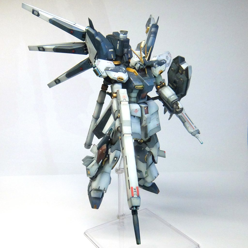 [ 素組み完了段階の感想 ]うん、普通にカッコエエ。でもνガンダムって良くも悪くも普通やねんな～。ジオン系のツルンとした面の良さでもないし、ゴテゴテしまくった良さでもないし・・・νガンダムのフィンファンネル片かつぎで左右非対称っていう良さもHI-νは消されてるし・・・そのフィンファンネルも隙間が広くって羽としては中途半端やし・・・ん？という事は「普通にカッコエエ」けど「特徴のある面白みに欠ける」って感じなんかな。う～ん、どぉ作ろっかな・・・連邦系って感じのゴテゴテ感かな。まぁとりあえず、バックストーリー組んでたら何か出てくるやろ。という事で、バックストーリーから。