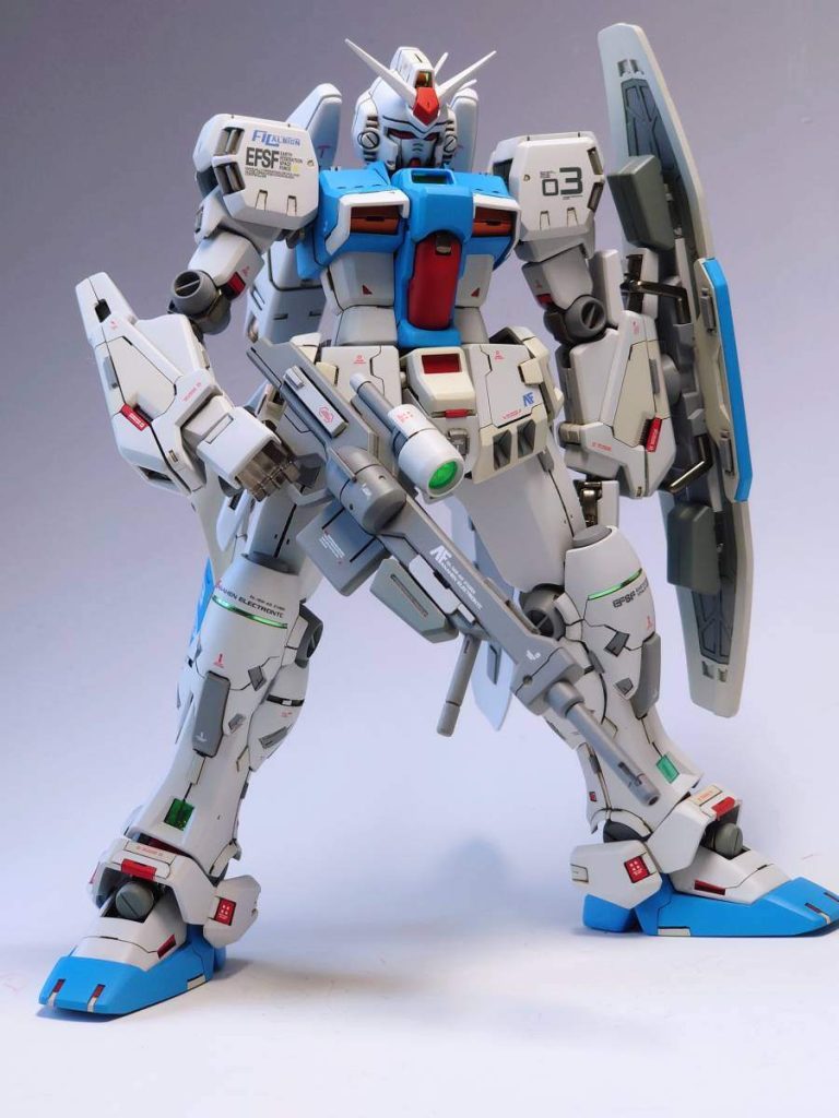 ジャンク品をベースに作ったのでビームライフルなど武器類がありませんでした。なのでガンダムヴィダールの武器をそれっぽく作り装備させてます。