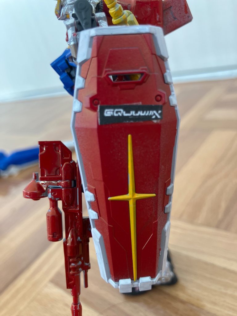 元ネタのガンダムのシールドにもロゴが付けられているのでそれも一応再現。