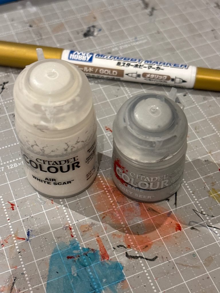 塗料はシタデルカラーのgrey seerを下地に塗って、white scarを重ね塗りして、白い陶器のような色にしています。ゴールドのラインは、ミスターホビーマーカーで描いています。