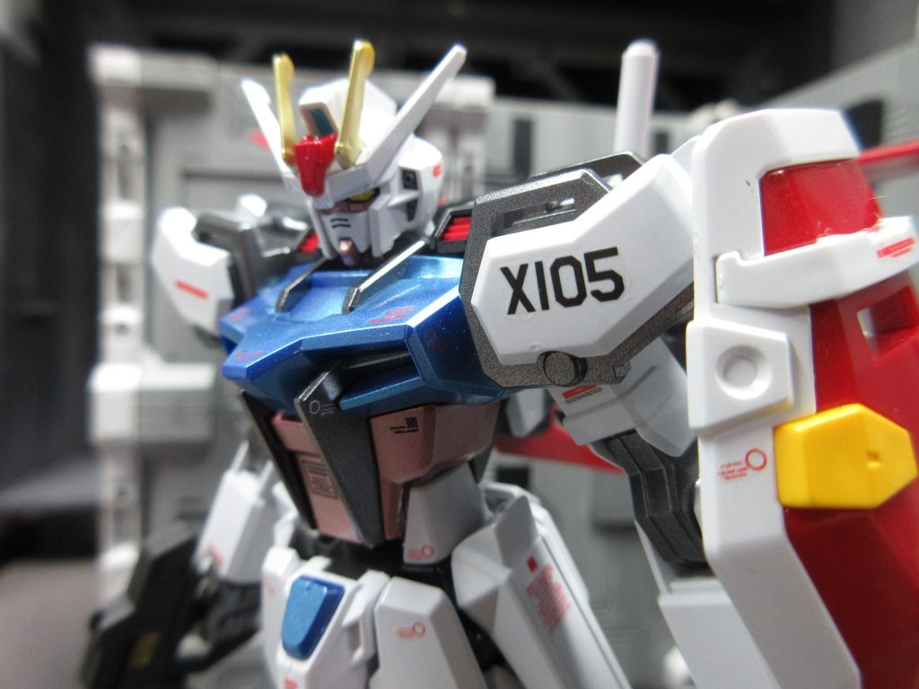 左肩の型式番号X105はサンコーマーク工業さんの航空機モデル用デカール。きれいに並んでくれました(笑デカールはRGストライクの組説を参考に手持ちを相変わらず雰囲気で…。ちょっと貼り過ぎたか！？(ﾟ ﾟ；)(笑
