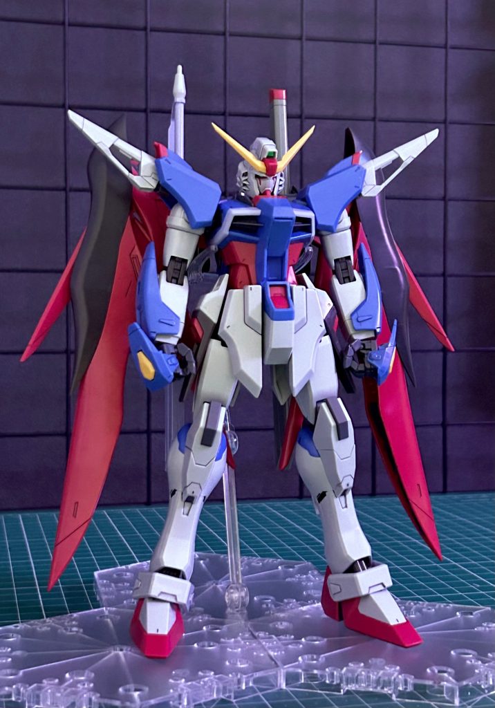 インパルスに引き続き MG デスティニーですプロポーションは最高です...かっこいいSpecIIではないので 主人公機らしからぬ禍々しさと不憫さを演出するためネオンライトを当てて撮りましたが　なくてもよかったですね笑ご存知の通りこのキットは股関節と足首の関節がゆるゆるで自立は厳しいです&nbsp;