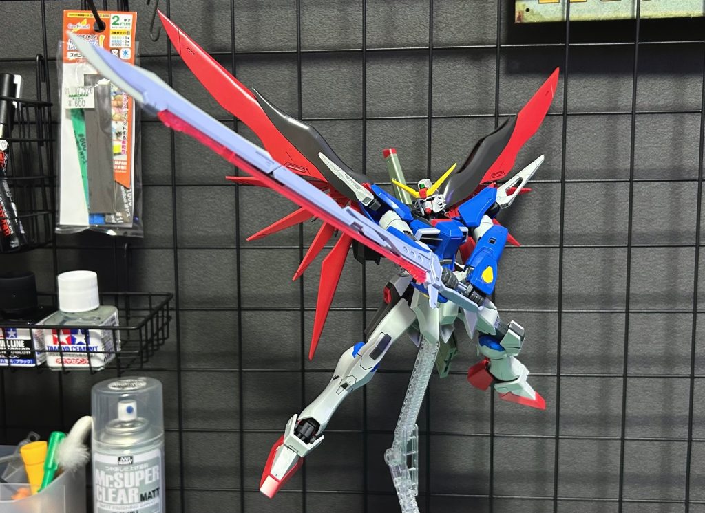 やはりポージングを楽しむのなら 1/144スケールですね、なんといっても小さくて軽いので...沢山かっこいいポーズをとらせて写真に収めようと思いましたが...MGでそれはかなりの根気がいりましたので自分はこの辺で断念笑