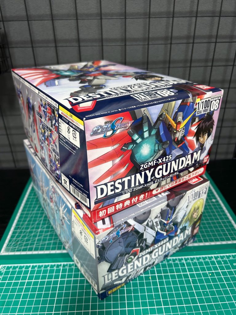うまく言えませんが、デスティニーが好きなのとデスティニーSpecIIが好きなのは違いますよね自分はやっぱアニメのデスティニーが好きなのでこれこそデスティニーだ！ていうキットを組んで見つけたいですこの無印1/100にすごく興味が出てきました同期のレジェンド君も同スケールで出てますからねいいですよね〜&nbsp;&nbsp;
