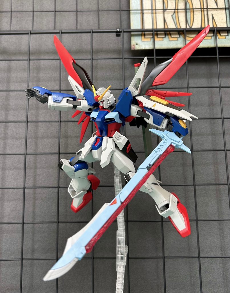 以前にMGデスティニーを組みましたが 個人的に動かしにくくあまり遊べなかったので&nbsp;デスティニーで遊びたい欲が消えてませんでしたこっちのキットはガシガシと動かして遊べるので最高に楽しいです ニヤけちゃいますね専用のスタンドジョイントは前に組んだ同スケールモデルのレジェンドに付属してました