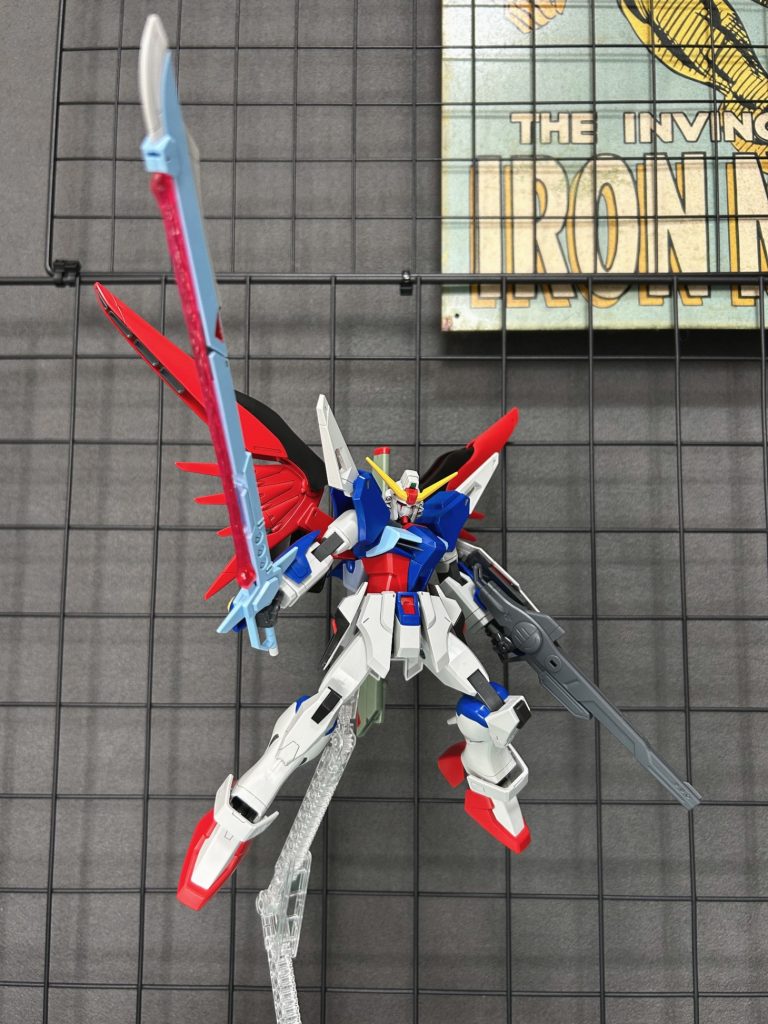 試作35式改？レールガンを持たせてみました&nbsp;これはHGに付属してたレールガンですが1/144スケールにはかなりデカすぎると思ってたので試しに持たせてみました 結構ぴったりですね笑レジェンドもそうでしたが この割となんでも保持できるハンドパーツ最高ですね &nbsp;色んな武器を持たせるのもガンプラの楽しさ