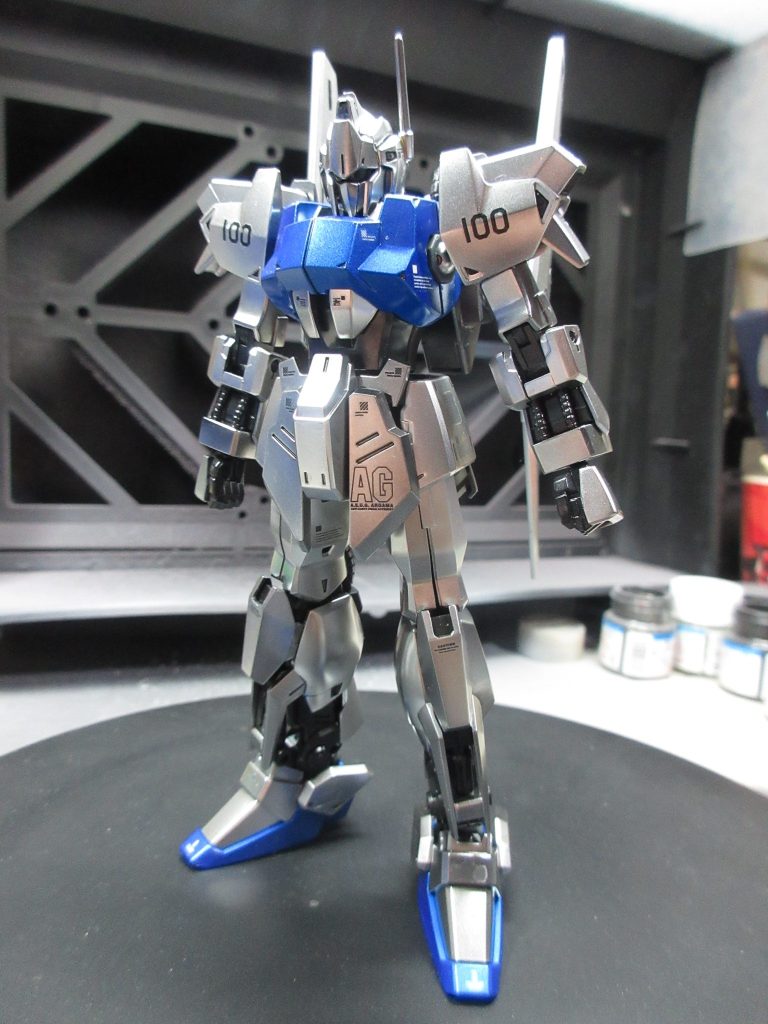 前から作ってみたかった“銀の百式”やってみました。制作はストレート。ボディはガイアプレミアムメッキシルバー。胸、靴はタミヤマイカブルー。関節等はタミヤメタリックブラック。バインダーはガイアEXシルバー。各部スミ入れ。手持ちのデカールを雰囲気で貼ってみました。トップコートにタミヤセミグロスクリアをさっとひと吹きしてます。