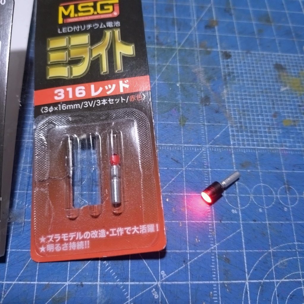 プラパイプ横から光が漏れるためブラックで塗装、明かり具合が良い感じに抑えられました。